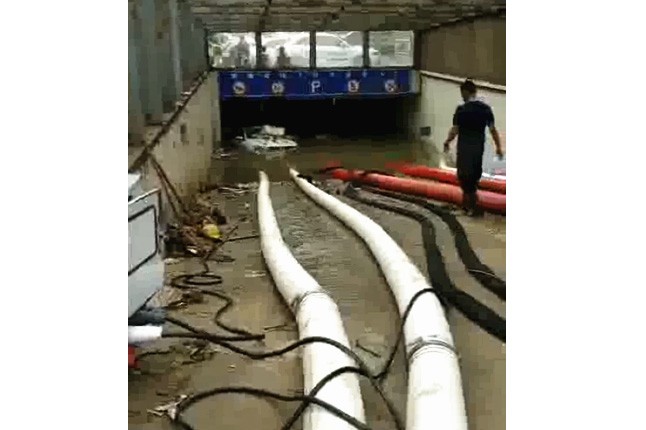 二環(huán)支路沙口路，山東消防兩臺(tái)，我們?nèi)_(tái)潛水泵同時(shí)運(yùn)行，一切正常了